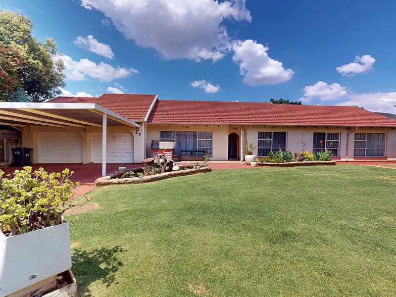 Spacious 4-Bedroom Family Home with Flatlet, Pool  and Excellent Security - Photo 2