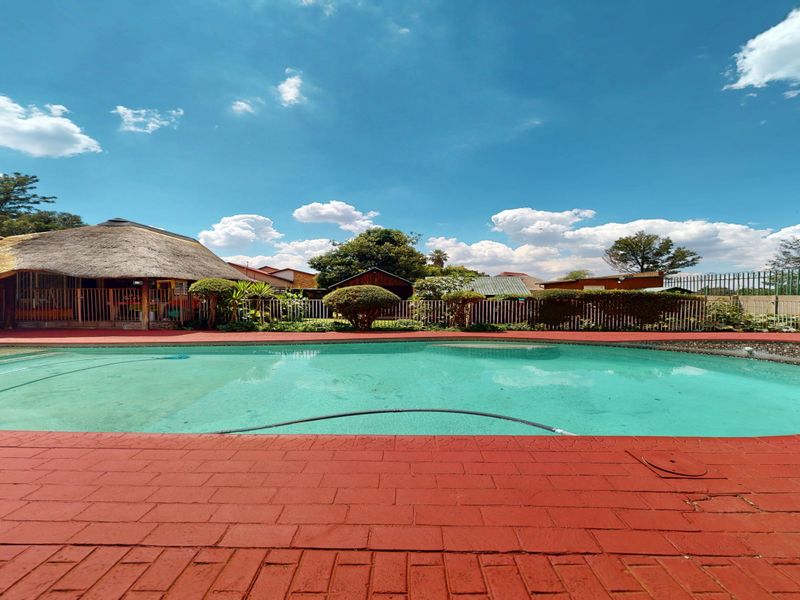 Spacious 4-Bedroom Family Home with Flatlet, Pool  and Excellent Security - Photo 4