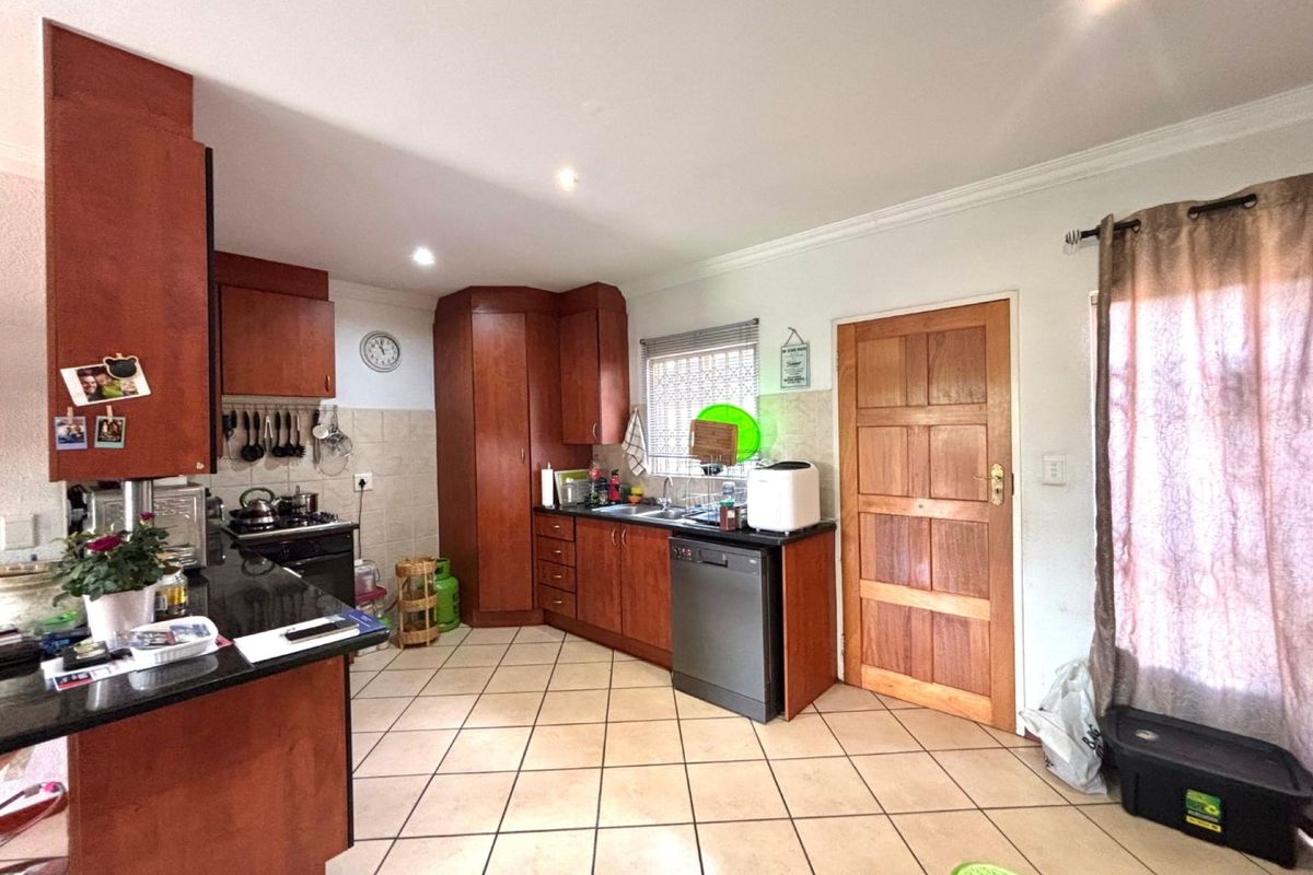 Spacious and Secure 2 Bedroom Family Home in Annlin. - Photo 2