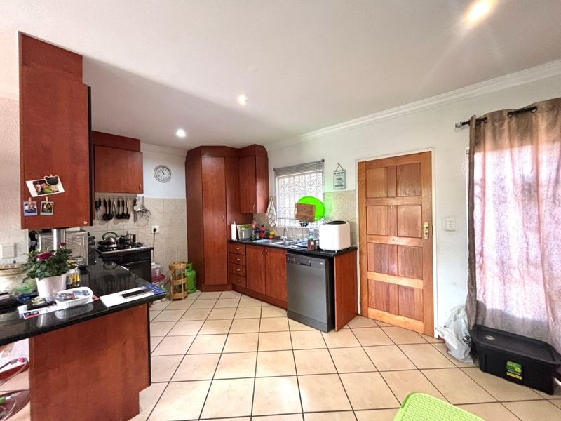 Spacious and Secure 2 Bedroom Family Home in Annlin. - Photo 2