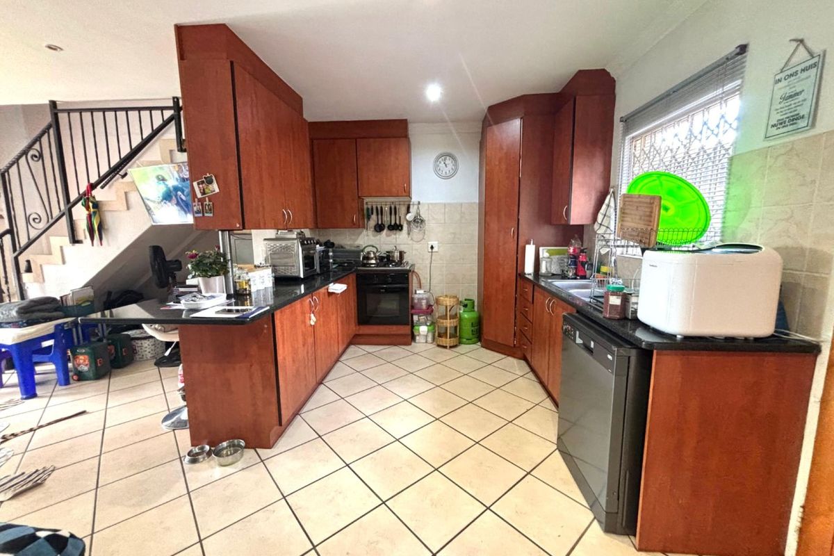 Spacious and Secure 2 Bedroom Family Home in Annlin. - Photo 3