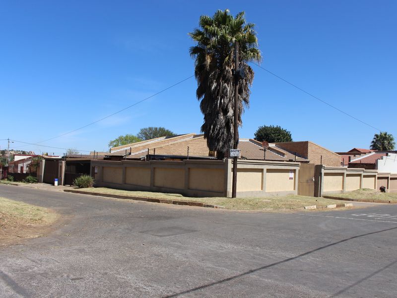 A Testament of Elegance and Glamour with two Outbuildings. - Photo 2