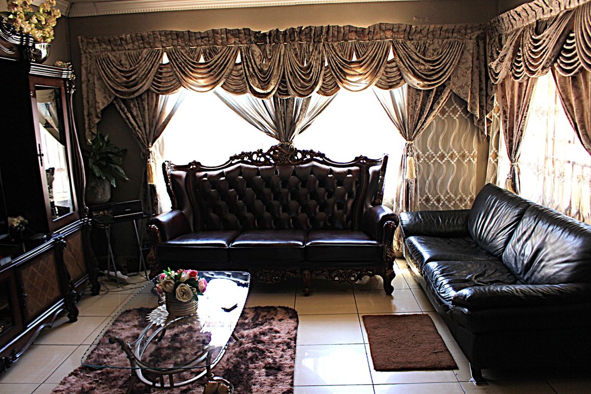 A Testament of Elegance and Glamour with two Outbuildings. - Photo 4