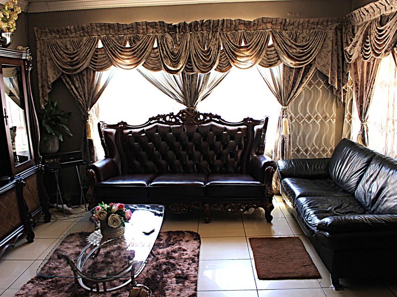 A Testament of Elegance and Glamour with two Outbuildings. - Photo 4