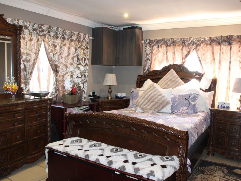 A Testament of Elegance and Glamour with two Outbuildings. - Photo 5