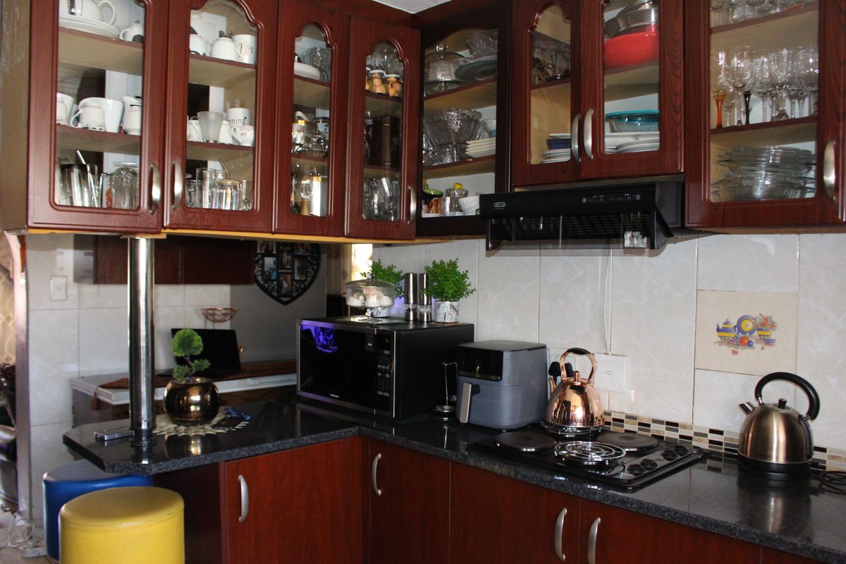 A Testament of Elegance and Glamour with two Outbuildings. - Photo 3