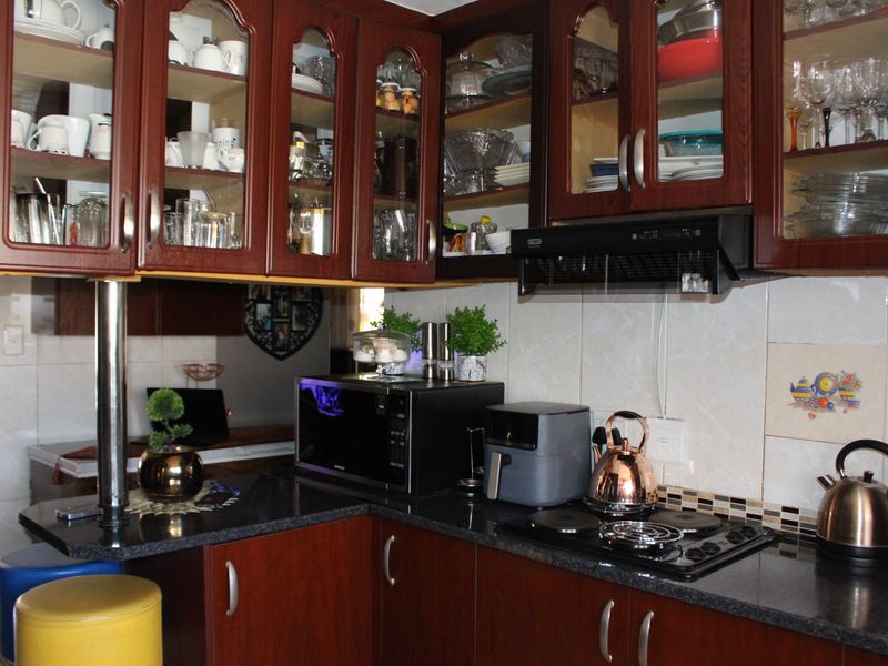 A Testament of Elegance and Glamour with two Outbuildings. - Photo 3