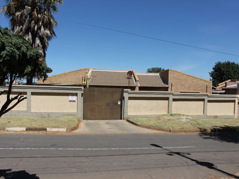 A Testament of Elegance and Glamour with two Outbuildings. - Photo 10