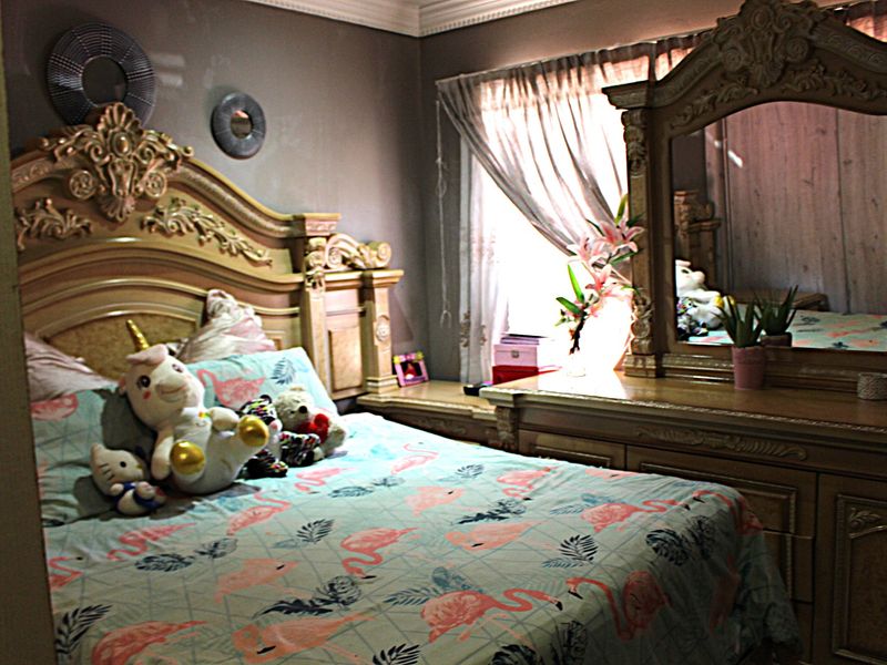 A Testament of Elegance and Glamour with two Outbuildings. - Photo 7