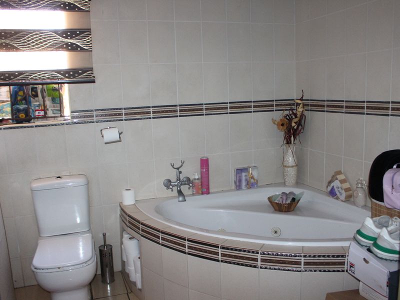 A Testament of Elegance and Glamour with two Outbuildings. - Photo 9