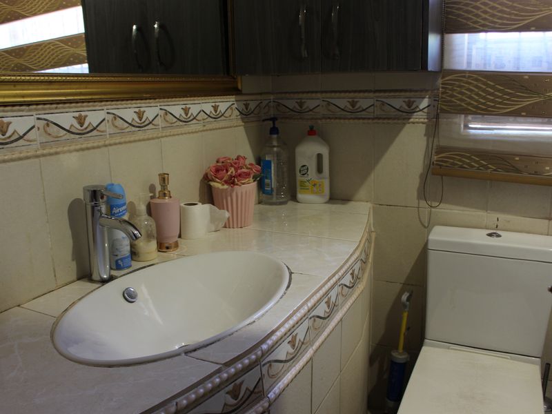 A Testament of Elegance and Glamour with two Outbuildings. - Photo 8