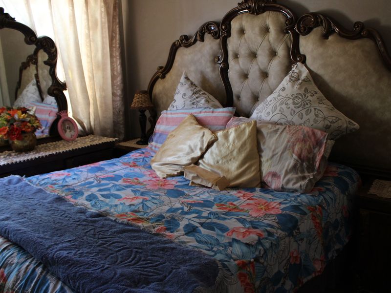 A Testament of Elegance and Glamour with two Outbuildings. - Photo 6