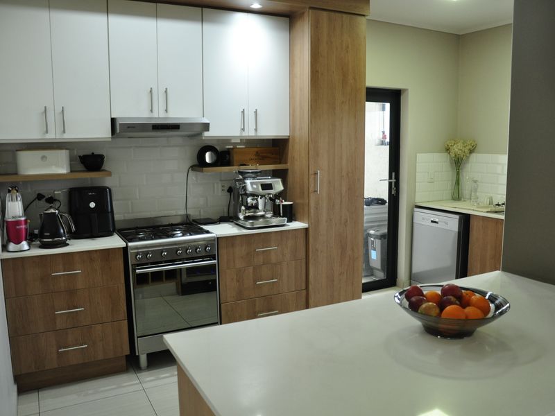 Modern 3-Bedroom Gem in the Heart of Kyalami Ridge – Jacana Estate - Photo 4