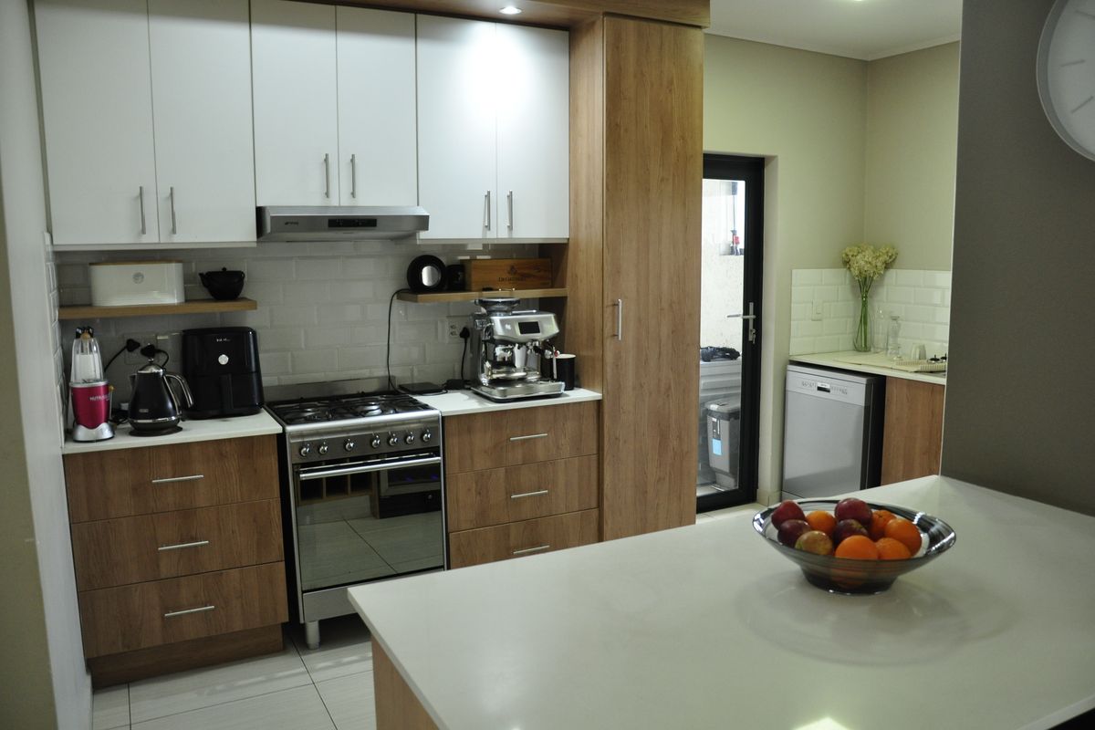 Modern 3-Bedroom Gem in the Heart of Kyalami Ridge – Jacana Estate - Photo 4