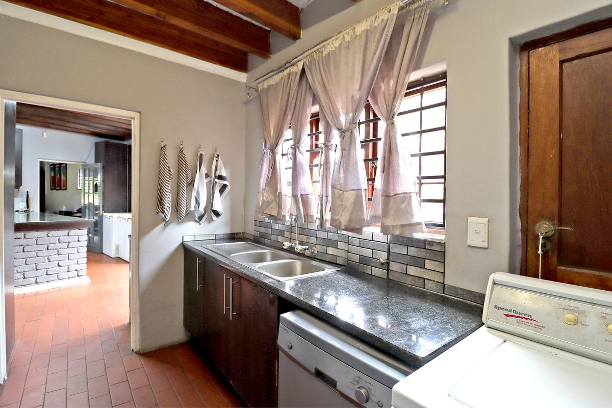 A COUNTRY RETREAT IN THE HEART OF RANDJESFONTEIN - Photo 3