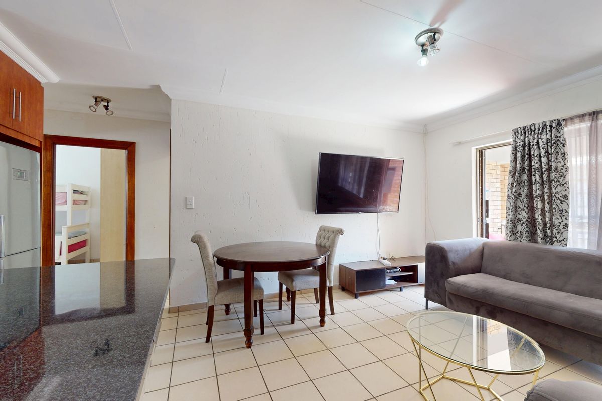 Comfort Meets Class - Elegant & Affordable Living in Ravenswood Mews-All offers welcome! - Photo 2