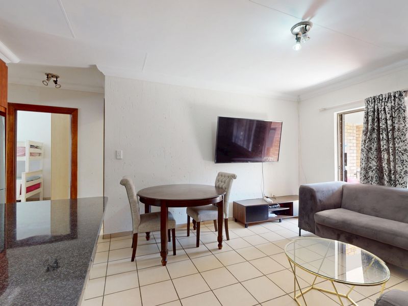 Comfort Meets Class - Elegant & Affordable Living in Ravenswood Mews-All offers welcome! - Photo 2