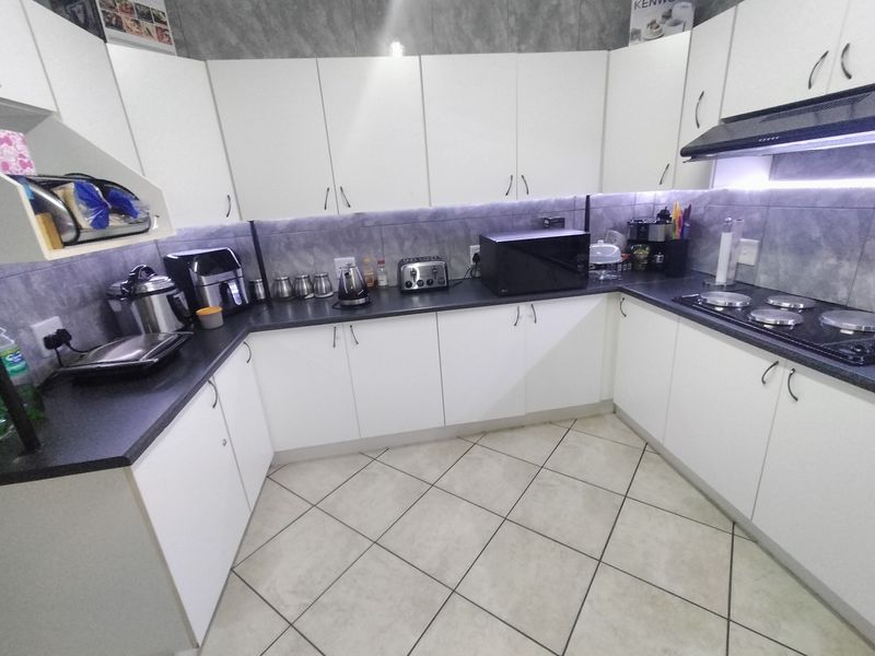 Bring Your Vision – Spacious Double-Storey Home with Solid Structure - Photo 2