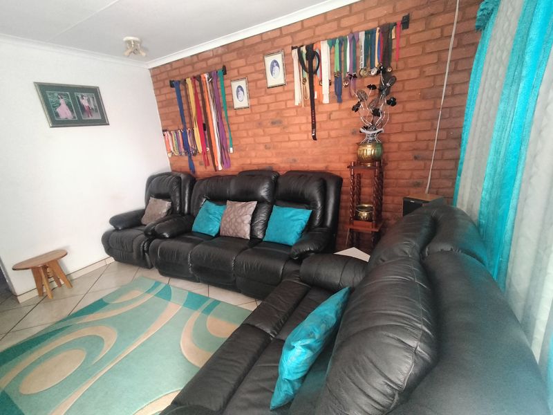 Bring Your Vision – Spacious Double-Storey Home with Solid Structure - Photo 4