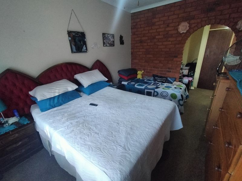 Bring Your Vision – Spacious Double-Storey Home with Solid Structure - Photo 9