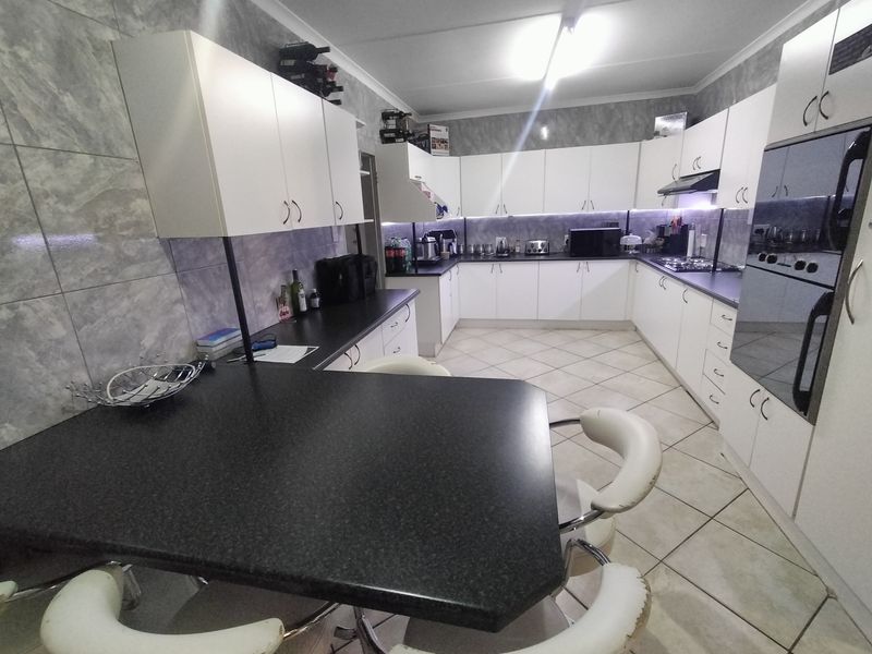 Bring Your Vision – Spacious Double-Storey Home with Solid Structure - Photo 3