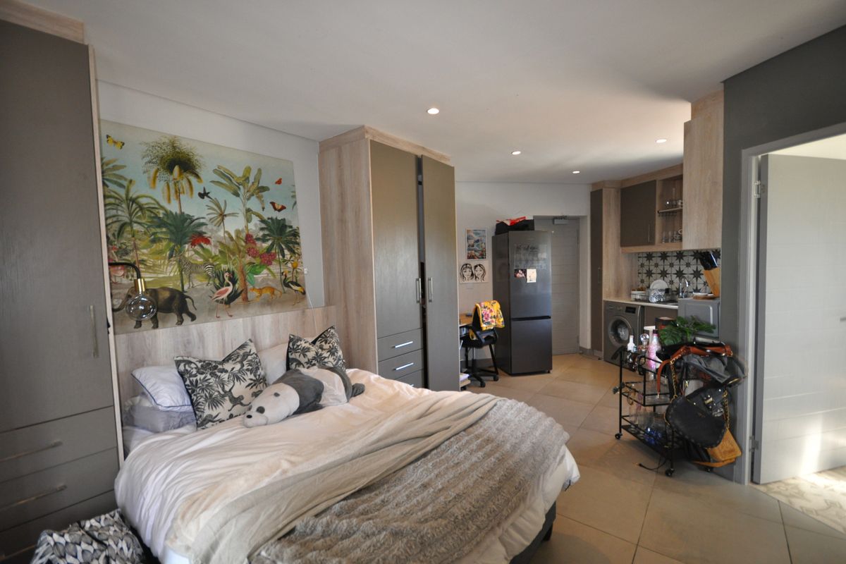 Private Corner Bachelor Apartment - The Den - Photo 2