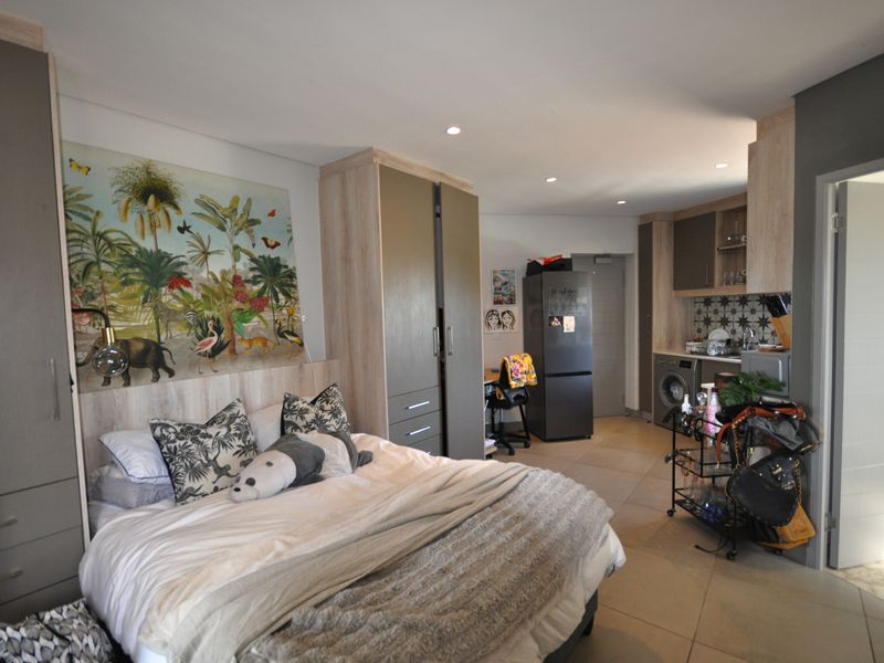 Private Corner Bachelor Apartment - The Den - Photo 2