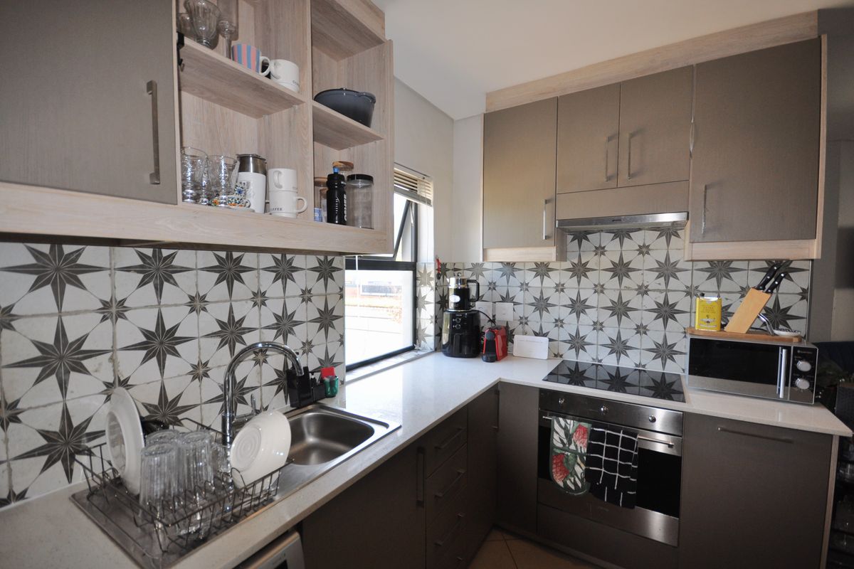 Private Corner Bachelor Apartment - The Den - Photo 3