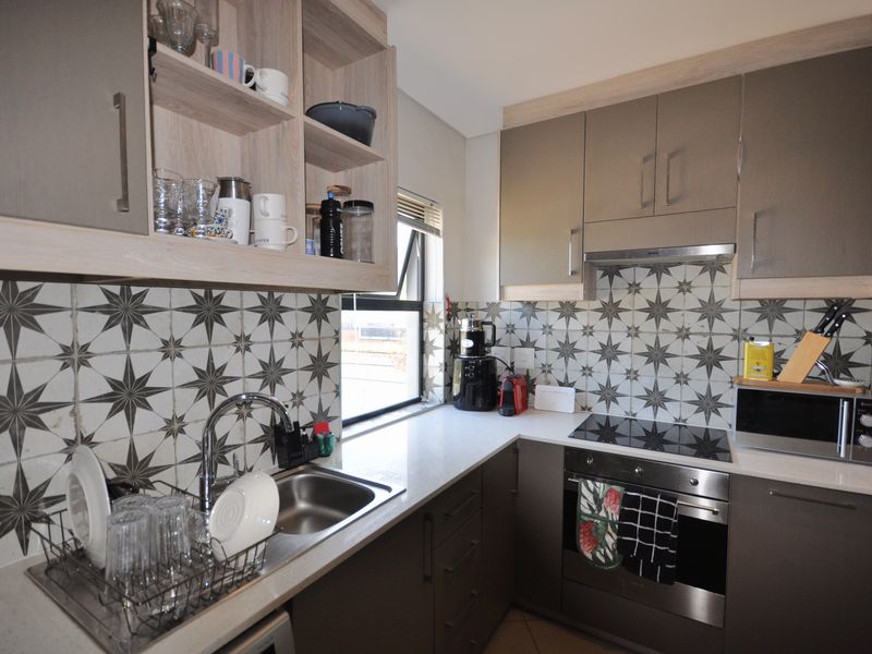 Private Corner Bachelor Apartment - The Den - Photo 3