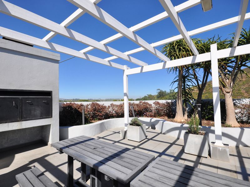 Private Corner Bachelor Apartment - The Den - Photo 10