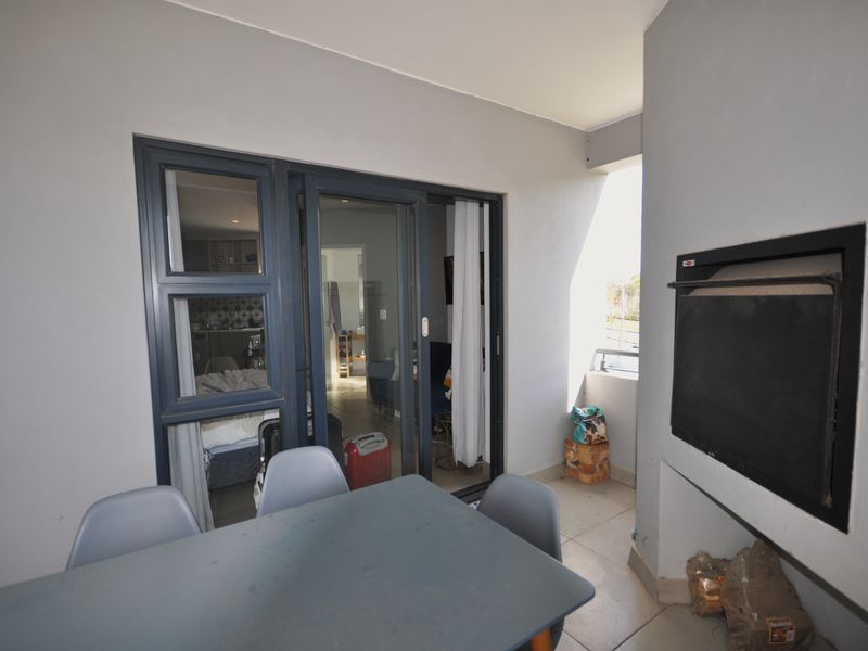 Private Corner Bachelor Apartment - The Den - Photo 9