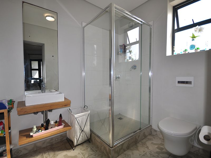 Private Corner Bachelor Apartment - The Den - Photo 8