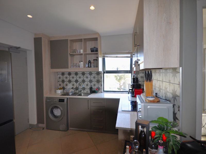 Private Corner Bachelor Apartment - The Den - Photo 6