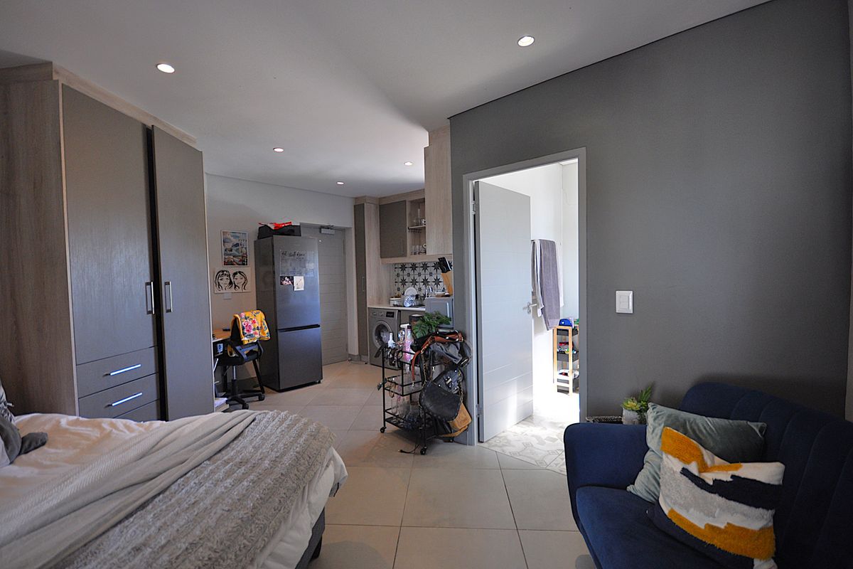 Private Corner Bachelor Apartment - The Den - Photo 4