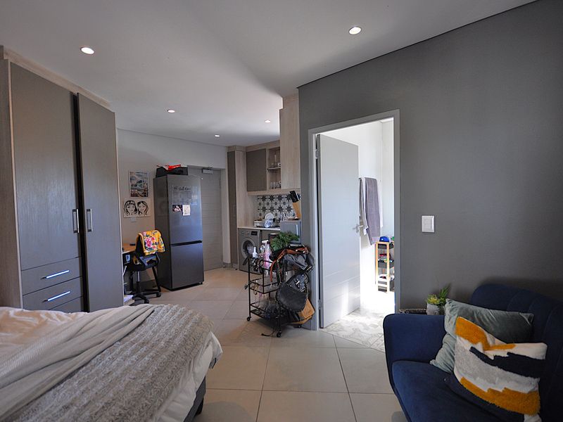 Private Corner Bachelor Apartment - The Den - Photo 4