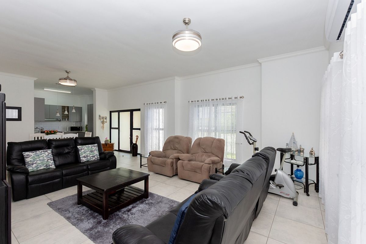 Charming three bedroom house for sale in Sandy Point Beach Estate, St Helena Bay - Photo 4