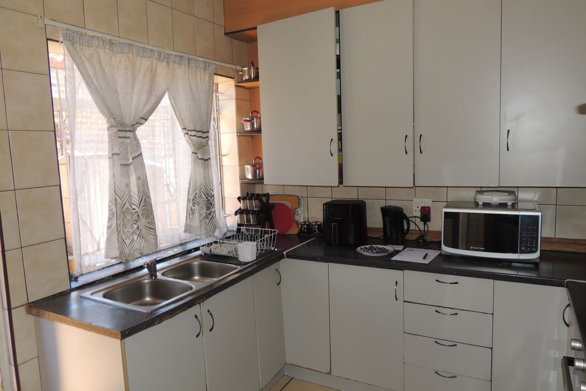 Family Home with Income-Generating Cottage! - Photo 4