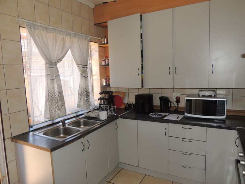 Family Home with Income-Generating Cottage! - Photo 4