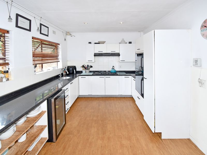 Lovely Family Home in Sought After Boomed Area - Photo 4