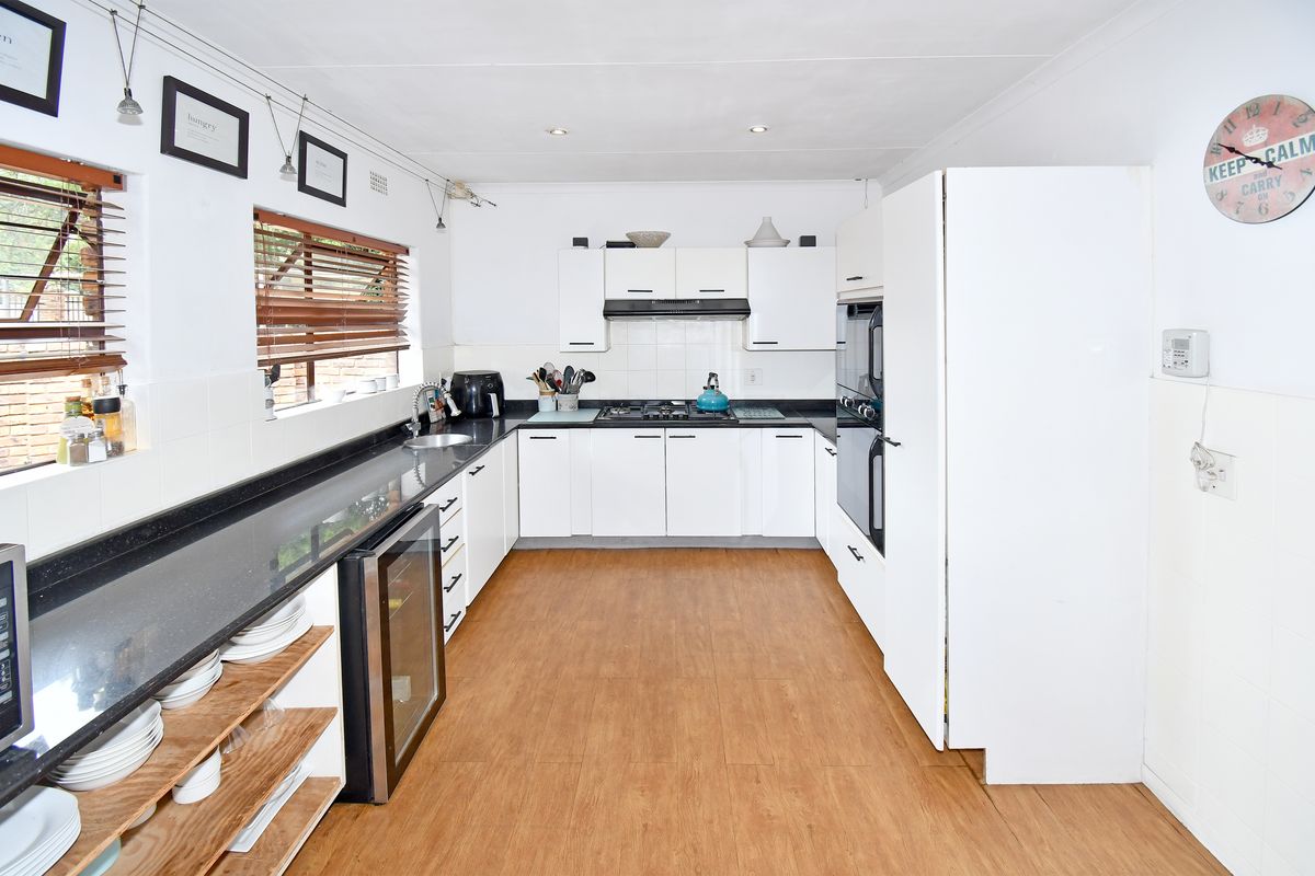 Lovely Family Home in Sought After Boomed Area - Photo 4