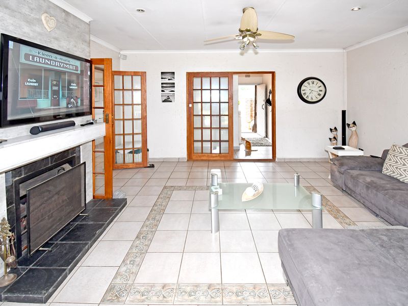 Lovely Family Home in Sought After Boomed Area - Photo 9