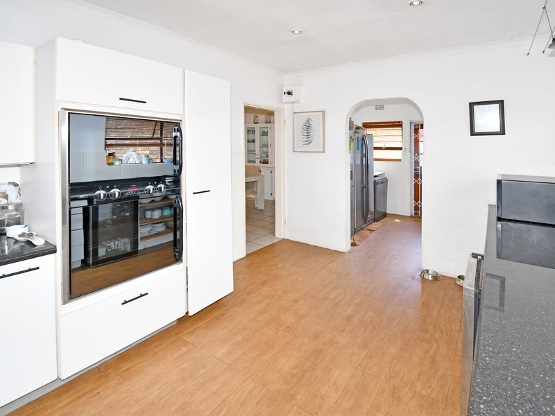 Lovely Family Home in Sought After Boomed Area - Photo 3