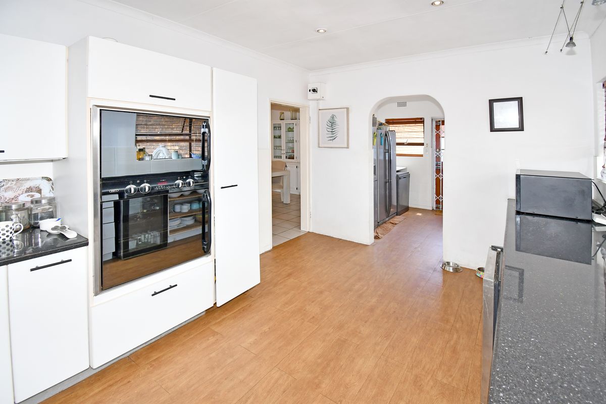 Lovely Family Home in Sought After Boomed Area - Photo 3