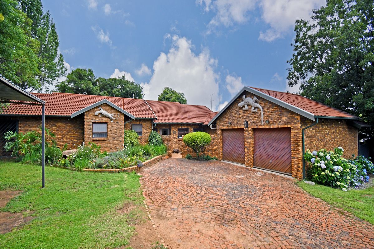 Lovely Family Home in Sought After Boomed Area - Photo 2