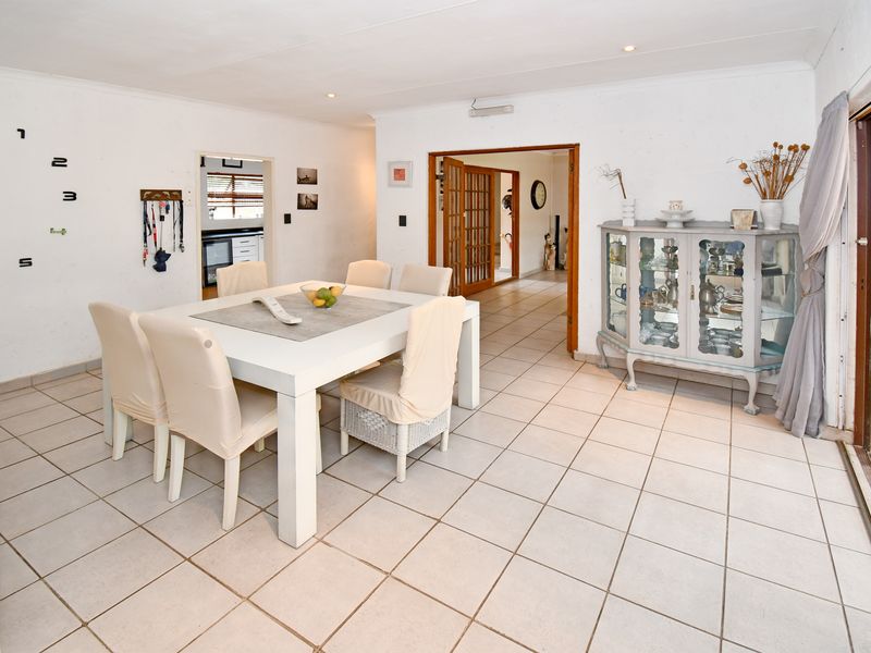 Lovely Family Home in Sought After Boomed Area - Photo 10