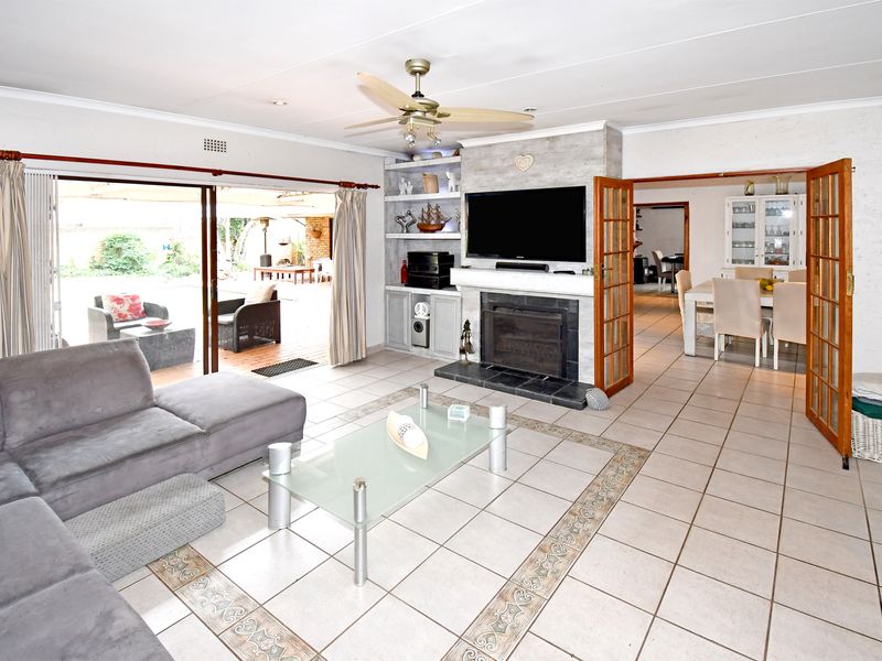 Lovely Family Home in Sought After Boomed Area - Photo 7