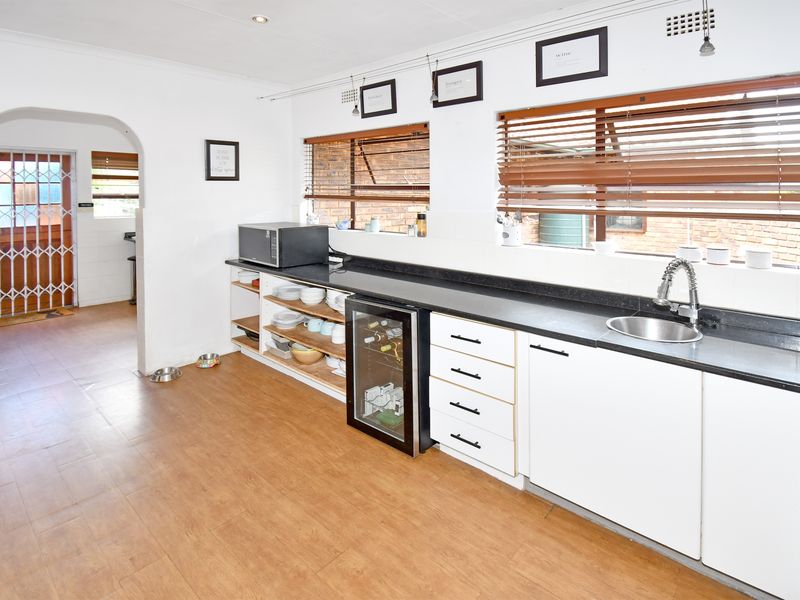 Lovely Family Home in Sought After Boomed Area - Photo 5