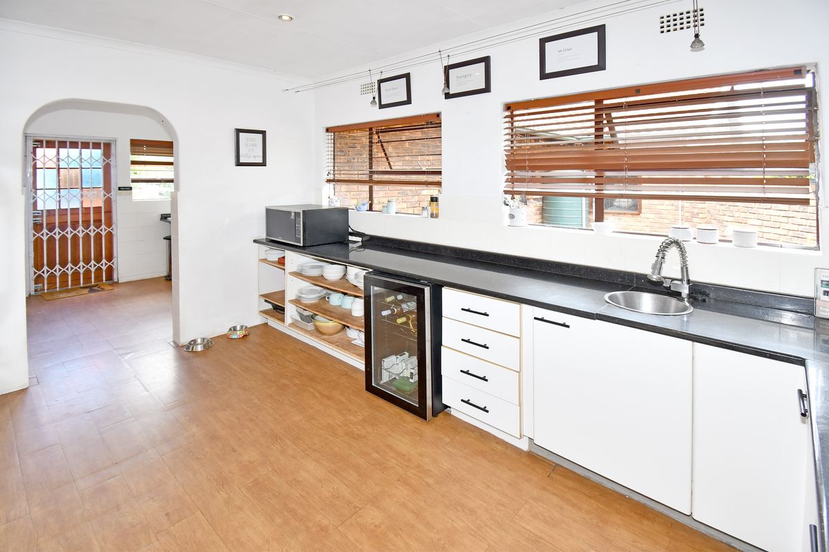 Lovely Family Home in Sought After Boomed Area - Photo 5