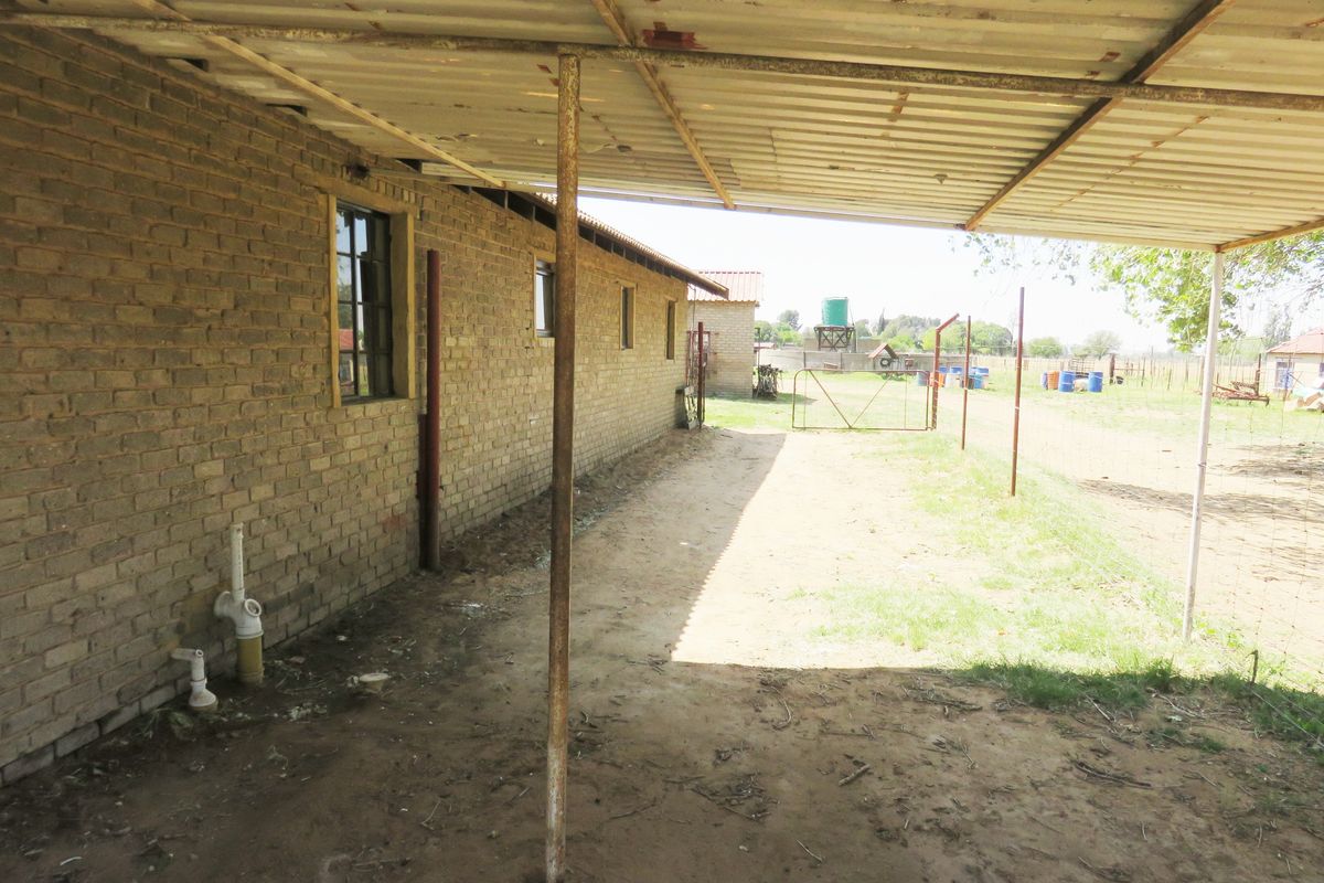 Farm House to rent between Lethabo Power Station and Groenpunt,   off R716 road - Photo 4