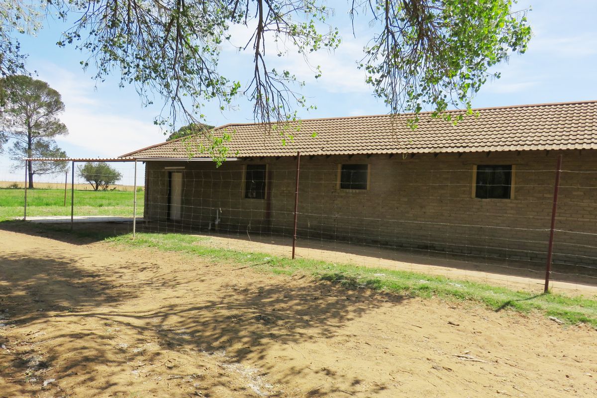 Farm House to rent between Lethabo Power Station and Groenpunt,   off R716 road - Photo 2